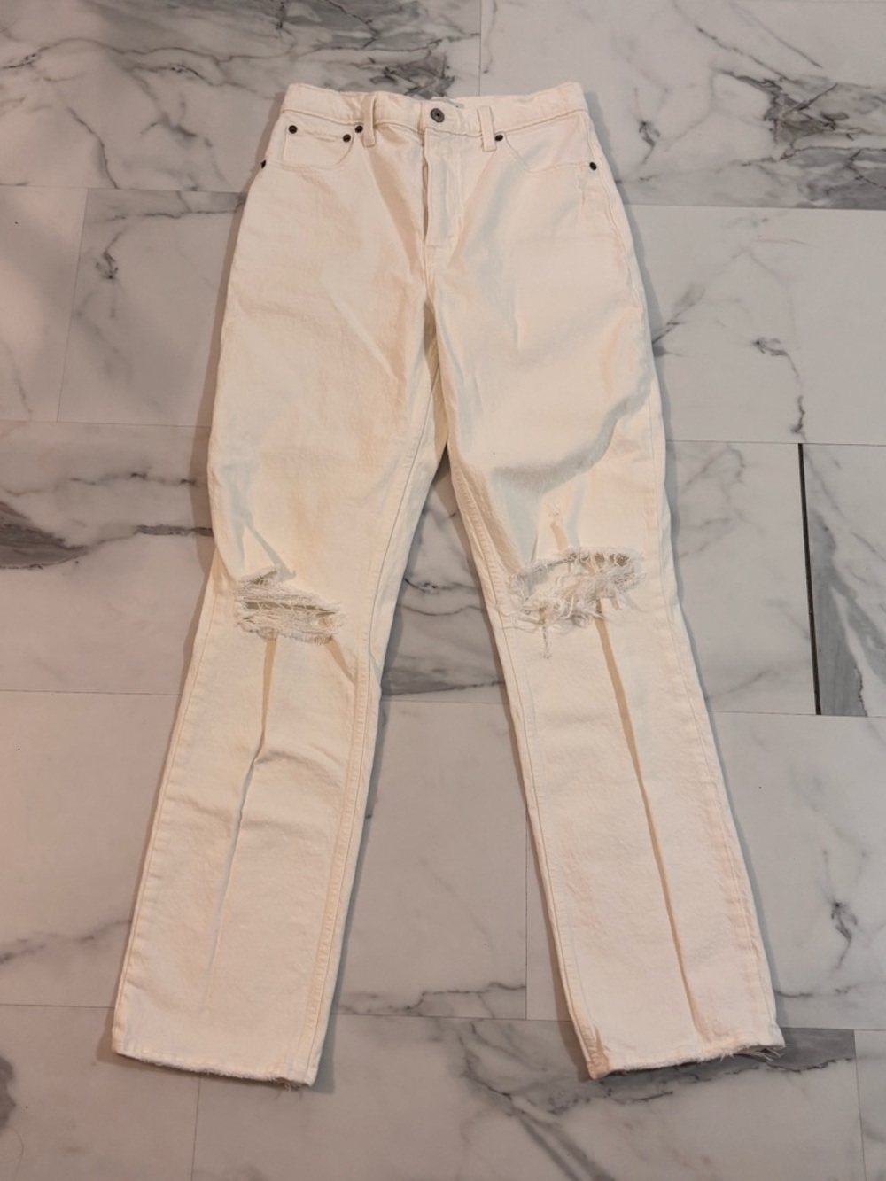 ⭐️Abercrombie & Fitch⭐️ 90s Straight Ultra High Rise White Distressed Jeans